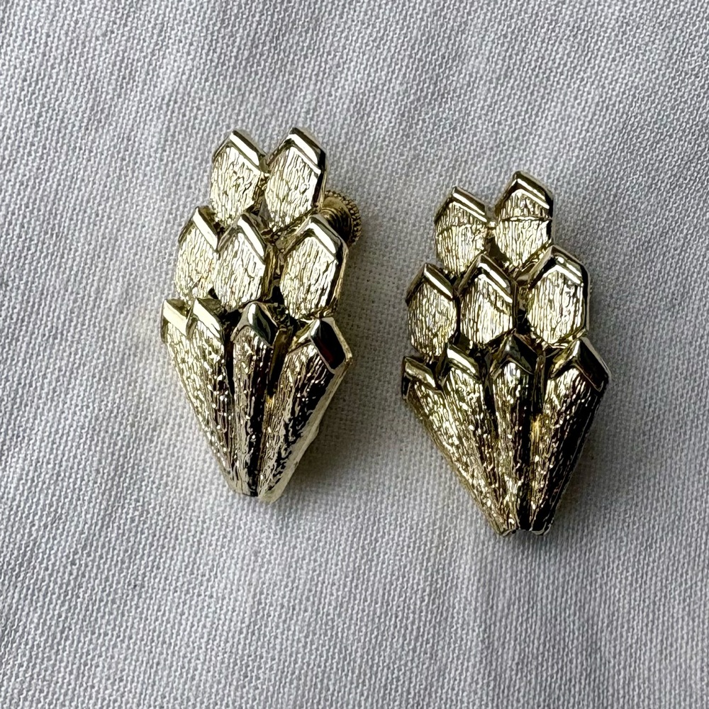 Vintage Mis-1950s clip-on gold toned earrings